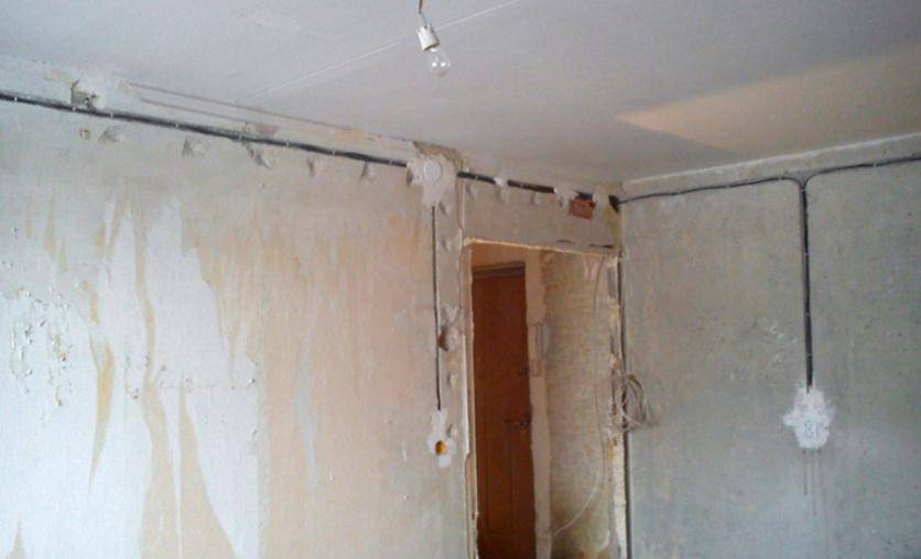 Схема соединения источника тока, лампочки и 2-х переключателей