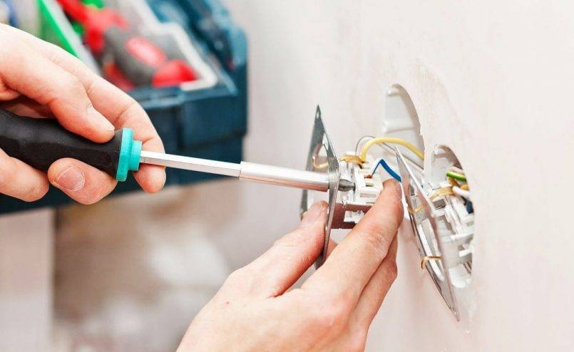 как установить розетку в бетонную стену