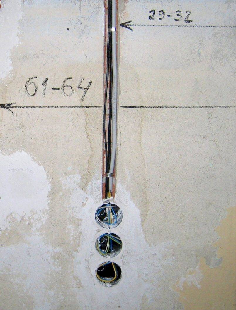 как установить розетку в бетонную стену