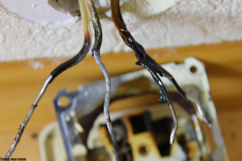 Почему шнур удлинителя греется