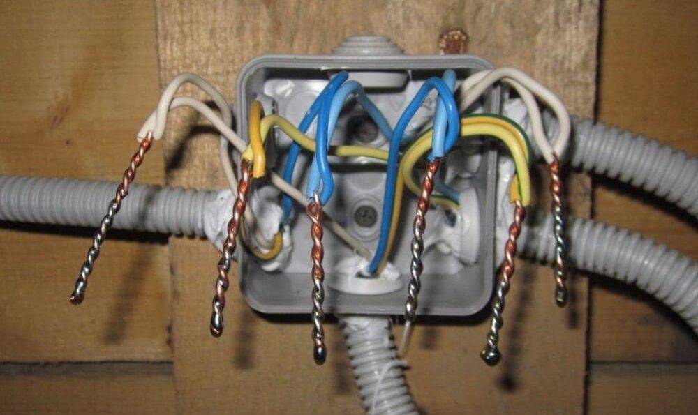 Как подключить светильник через выключатель