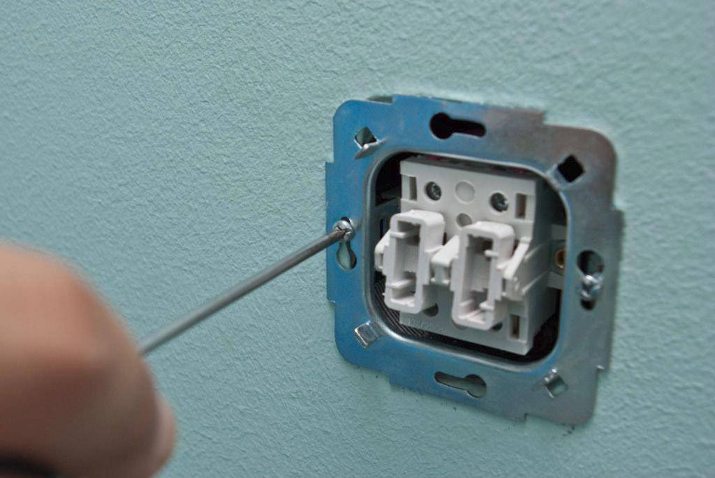 Как подключить светильник через выключатель