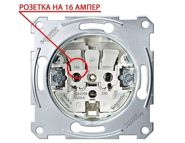 Розетка искрит при включении вилки и сама по себе – что делать?